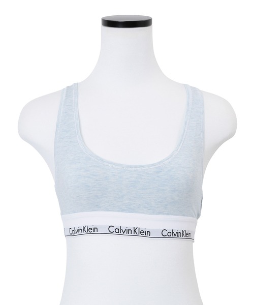 Calvin Klein Underwear（カルバンクラインアンダーウェア）の「Calvin Klein Underwear カルバンクライン ブラ レディース アンダーウェア 女性 下着 スポーツブラ ノンワイヤーブラ ワイヤレスブラ 無地 ロゴ  ブラトップ（ブラジャー・レディース・ホワイト/ブラック/ピンク/ターコイズブルー/ブルー/ホワイト系その他/ブラック系その他/グレー系その他/ピンク系その他/ワイン/ホワイト系その他2/ブラック系その他3/ブラック系その他4/ブラック系その他6/グレー系その他2/グレー系その他3/グレー系その他4/グレー系その他6/ブルー系その他/ブルー系その他2/パープル/レッド/ブルー系その他4/ブルー系その他3/パープル系その他/レッド系その他/その他/パープル系その他2/ブラック系その他7/オリーブ/レッド系その他2/ライトグリーン・SMALL/MEDIUM/LARGE/X-SMALL/X-LARGE）」の2枚目の写真