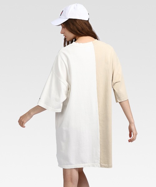 tommy jeans(トミー ジーンズ)の「カレッジスプライシングTシャツワンピース(ワンピース・レディース・ベージュ・SMALL/MEDIUM/LARGE)」の3枚目の写真