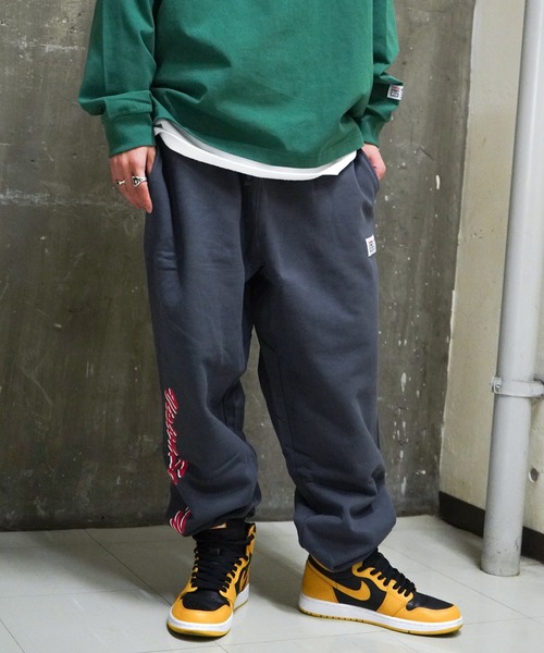 VENCEEXCHANGE（ヴァンスエクスチェンジ）の「VISION STREET WEAR　ヴィジョンストリートウェア　プリントロゴワイドシルエットスウェットパンツ　　ジョガーパンツ/イージーパンツ/ワイドパンツ（スウェットパンツ・メンズ・チャコールグレー/オフホワイト・M/L）」の2枚目の写真