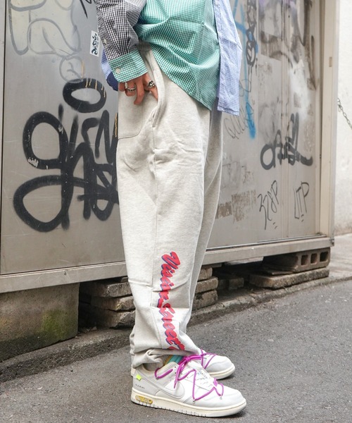 VENCEEXCHANGE（ヴァンスエクスチェンジ）の「VISION STREET WEAR　ヴィジョンストリートウェア　プリントロゴワイドシルエットスウェットパンツ　　ジョガーパンツ/イージーパンツ/ワイドパンツ（スウェットパンツ・メンズ・チャコールグレー/オフホワイト・M/L）」の6枚目の写真