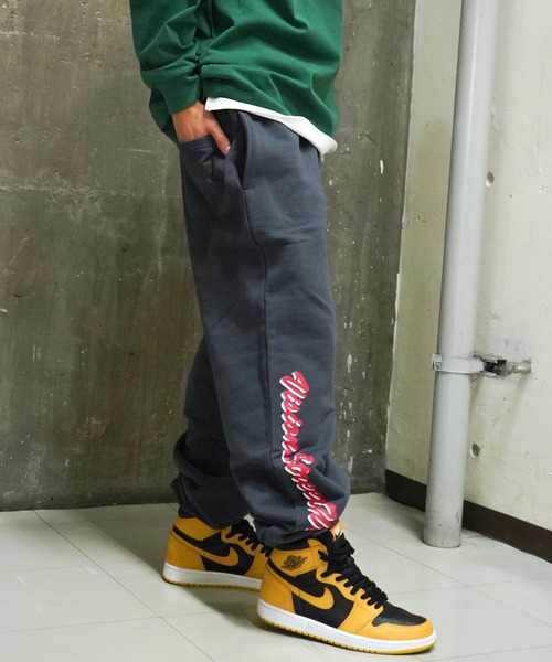 VENCEEXCHANGE（ヴァンスエクスチェンジ）の「VISION STREET WEAR　ヴィジョンストリートウェア　プリントロゴワイドシルエットスウェットパンツ　　ジョガーパンツ/イージーパンツ/ワイドパンツ（スウェットパンツ・メンズ・チャコールグレー/オフホワイト・M/L）」の10枚目の写真