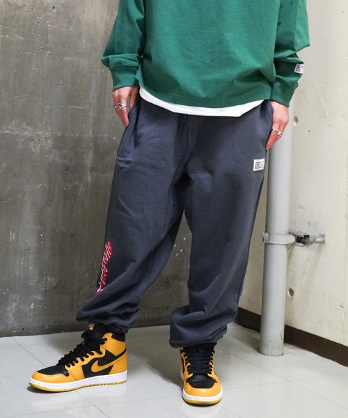 VENCEEXCHANGE（ヴァンスエクスチェンジ）の「VISION STREET WEAR　ヴィジョンストリートウェア　プリントロゴワイドシルエットスウェットパンツ　　ジョガーパンツ/イージーパンツ/ワイドパンツ（スウェットパンツ・メンズ・チャコールグレー/オフホワイト・M/L）」の13枚目の写真