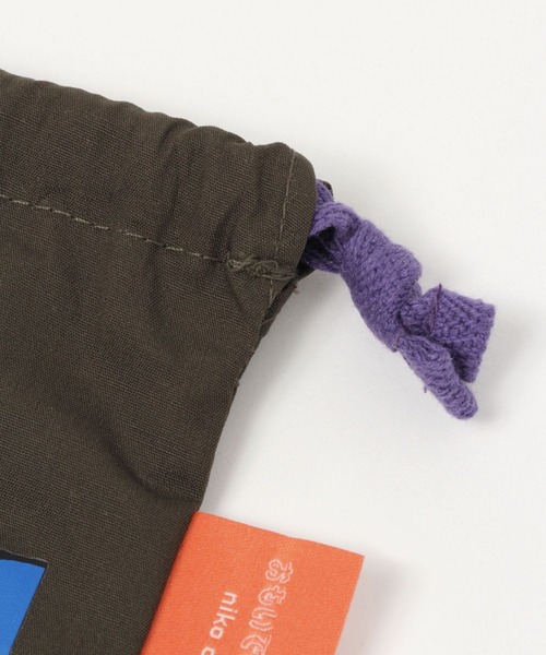 niko and...（ニコアンド）の「【おもいでのはとば】コラボ巾着ポーチ（ポーチ・レディース・チャコール/グレー/ホワイト・0）」の7枚目の写真