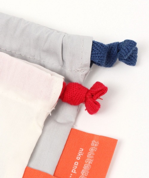 niko and...（ニコアンド）の「【おもいでのはとば】コラボ巾着ポーチ（ポーチ・レディース・チャコール/グレー/ホワイト・0）」の14枚目の写真