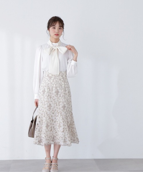 PROPORTION BODY DRESSING（プロポーションボディドレッシング）の「エンブロイダリーケミカルマーメイドスカート / 1213120215（スカート・レディース・オフホワイト/ブルー・MEDIUM/SMALL）」の2枚目の写真