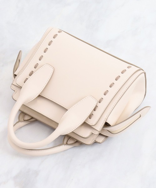 artemis by DIANA（アルテミスバイダイアナ）の「ストラップ付属2WAYステッチデザインバッグ（ハンドバッグ・レディース・ネイビー/ベージュ/グレー/アイボリー・FREE）」の18枚目の写真