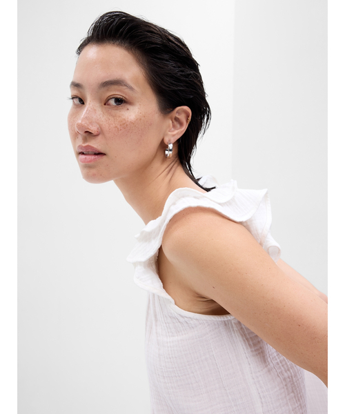 GAP(ギャップ)の「クリンクル ガーゼ ラッフルフリル タンクトップ(シャツ/ブラウス・レディース・ホワイト/グリーン/ブラック/レッド・S/L/M/XS/XXS)」の7枚目の写真