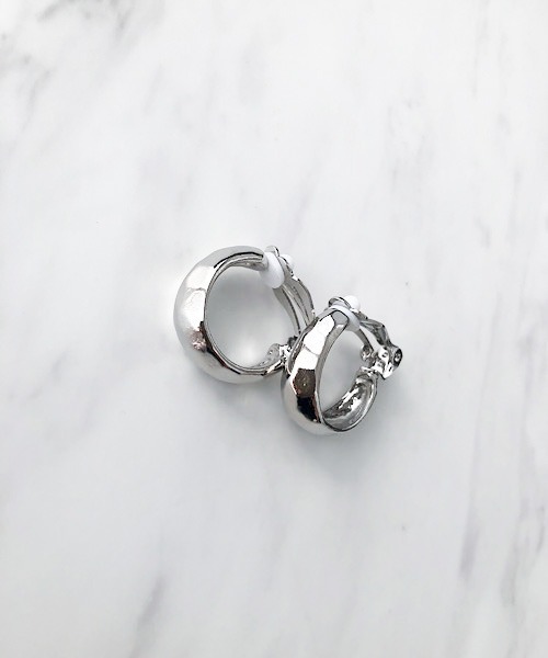 TIMELESS&THREE(タイムレスアンドスリー)の「ウェーブサークルイヤリング(イヤリング・レディース・ゴールド/シルバー・FREE)」の1枚目の写真