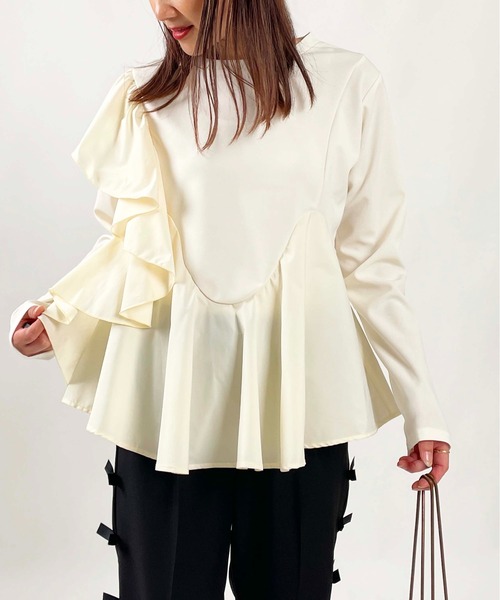 PICCIN(ピッチン)の「【WEB限定】アシメフリルペプラムプルオーバー(Tシャツ/カットソー・レディース・オフホワイト/ブラック・M/L)」の1枚目の写真