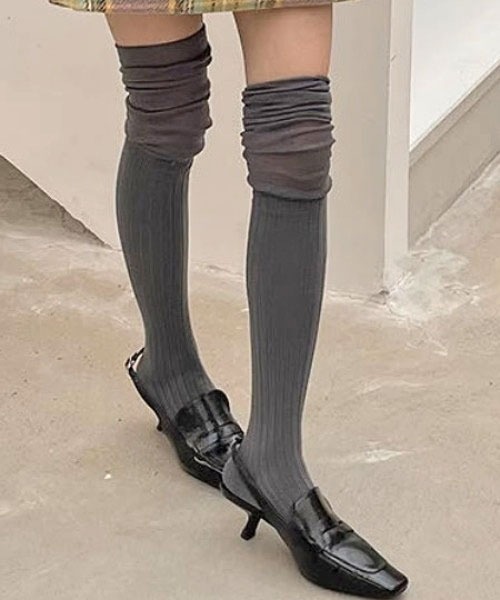 Vipoa（ヴィポア）の「リブオーバーニールーズソックス（ソックス/靴下・レディース・グレー/ホワイト/アイボリー/ブラック・FREE）」の4枚目の写真