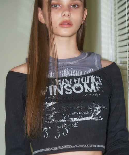 【セール】韓国ブランド NASTY FANCY CLUB ナスティーファンシークラブ WINSOME OFF SHOULDER HALTERNECK CROP TEE 長袖トップス 長袖Tシャツ ロンT 短丈トップス クロップドトップス クロップTシャツ ショートT ロゴT オフショルダー レイヤードロンT（Tシャツ/カットソー）｜NASTY FANCY CLUB（ナスティーファンシークラブ）