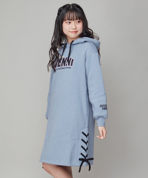 SISTER JENNI(SISTER JENNI)の「裏起毛すそレースアップパーカーワンピ(ワンピース・キッズ・ブラック/サックスブルー・140cm/130cm/150cm/160cm)」の2枚目の写真
