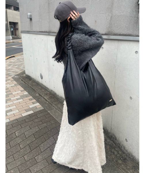 mellowneon(メロウネオン)の「ハンドルギャザーA4合皮トートバッグ(トートバッグ・レディース・ブラック/ベージュ/アイボリー・FREE)」の7枚目の写真