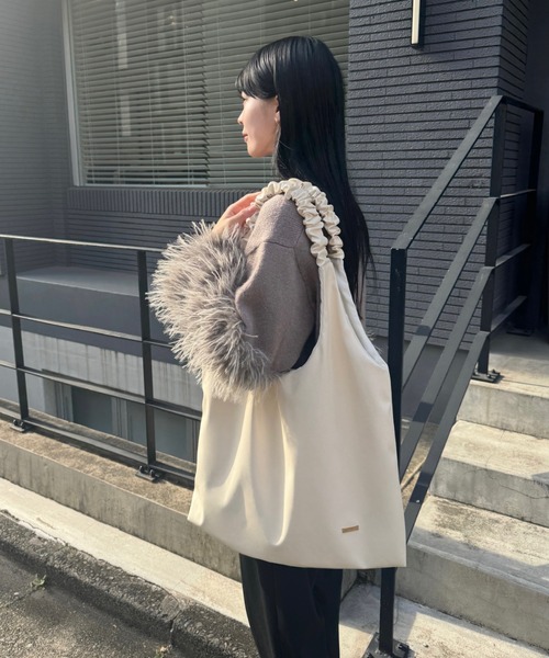 mellowneon(メロウネオン)の「ハンドルギャザーA4合皮トートバッグ(トートバッグ・レディース・ブラック/ベージュ/アイボリー・FREE)」の11枚目の写真