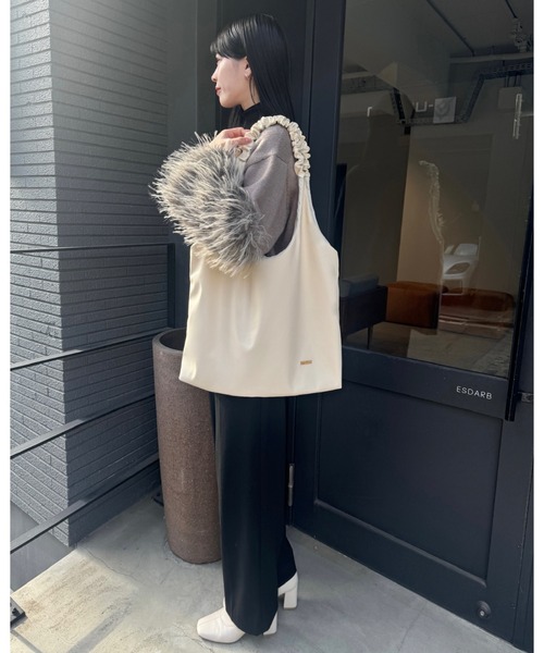 mellowneon(メロウネオン)の「ハンドルギャザーA4合皮トートバッグ(トートバッグ・レディース・ブラック/ベージュ/アイボリー・FREE)」の10枚目の写真