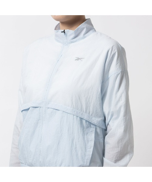 Reebok(リーボック)の「ランニング ウーブン ジャケット / Running Woven Jacket(ナイロンジャケット・レディース・ライトブルー・LARGE/MEDIUM/XX-LARGE/X-LARGE/X-SMALL/SMALL)」の4枚目の写真