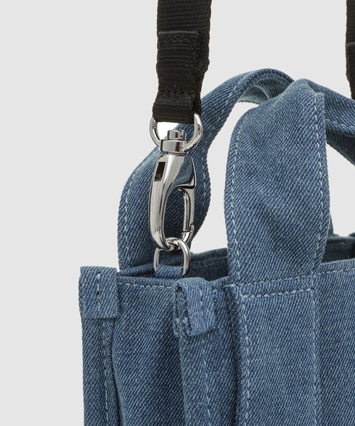 GANNI（ガニー）の「Recycled Tech Mini Tote Denim（ハンドバッグ・レディース・ブルー・ONE SIZE）」の3枚目の写真