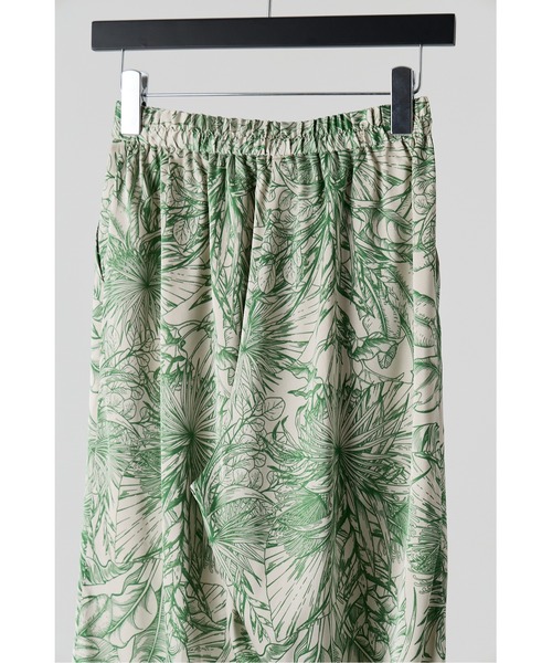 CHIGNON シニヨン リーフ柄イージーパンツ CHIGNON（シニヨン）の「CHIGNON リーフ柄イージーパンツ