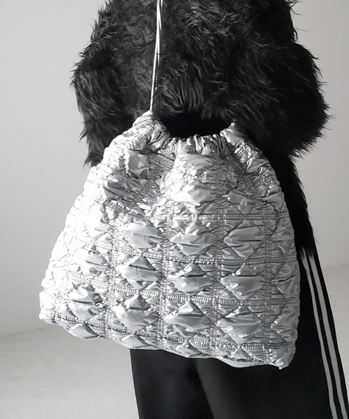 me+em select(ミームセレクト)の「※※【 2color 】メタリックキルティング巾着ショルダーバッグ(ショルダーバッグ・レディース・シルバー/ブラック・FREE)」の1枚目の写真