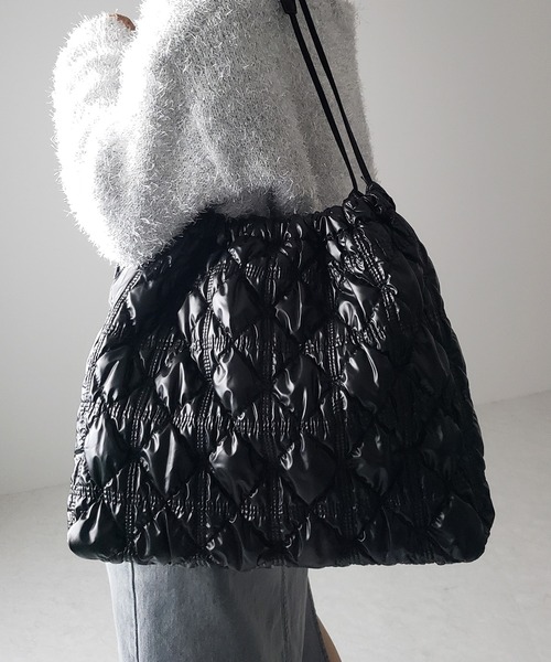 me+em select(ミームセレクト)の「※※【 2color 】メタリックキルティング巾着ショルダーバッグ(ショルダーバッグ・レディース・シルバー/ブラック・FREE)」の2枚目の写真