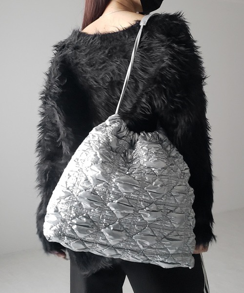 me+em select(ミームセレクト)の「※※【 2color 】メタリックキルティング巾着ショルダーバッグ(ショルダーバッグ・レディース・シルバー/ブラック・FREE)」の16枚目の写真