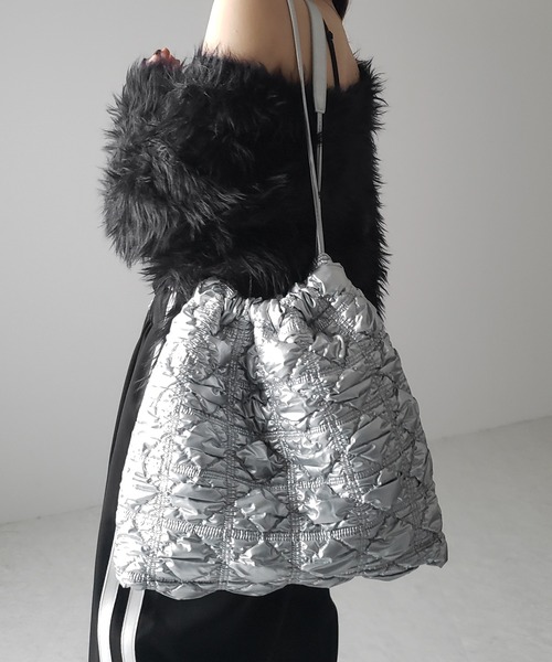 me+em select(ミームセレクト)の「※※【 2color 】メタリックキルティング巾着ショルダーバッグ(ショルダーバッグ・レディース・シルバー/ブラック・FREE)」の17枚目の写真