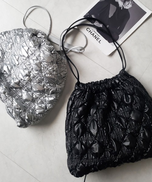 me+em select(ミームセレクト)の「※※【 2color 】メタリックキルティング巾着ショルダーバッグ(ショルダーバッグ・レディース・シルバー/ブラック・FREE)」の4枚目の写真