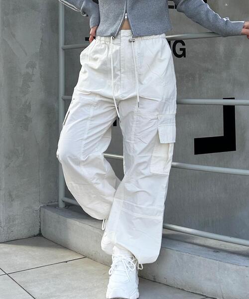 INGNI（イング）の「サイドスリットファスナーナイロンカーゴパンツ（カーゴパンツ・レディース・アイボリー系/チャコールグレー/ブラック/ブラック×ホワイト/ピンク/カーキ系/アイボリー/カーキ/グレー・FREE）」の7枚目の写真