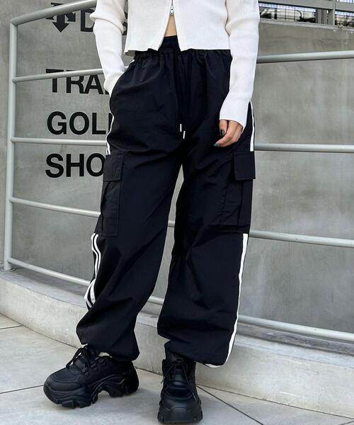 INGNI（イング）の「サイドスリットファスナーナイロンカーゴパンツ（カーゴパンツ・レディース・アイボリー系/チャコールグレー/ブラック/ブラック×ホワイト/ピンク/カーキ系/アイボリー/カーキ/グレー・FREE）」の4枚目の写真