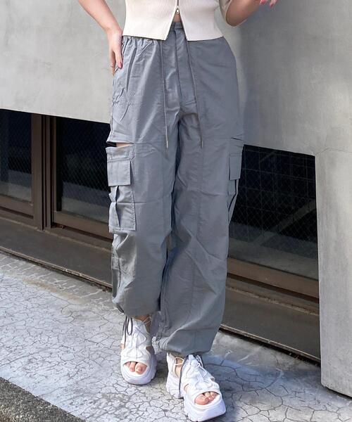 INGNI（イング）の「サイドスリットファスナーナイロンカーゴパンツ（カーゴパンツ・レディース・アイボリー系/チャコールグレー/ブラック/ブラック×ホワイト/ピンク/カーキ系/アイボリー/カーキ/グレー・FREE）」の6枚目の写真