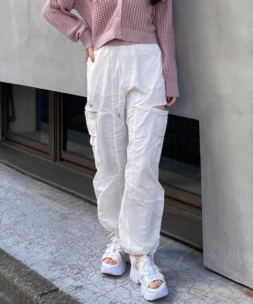 INGNI（イング）の「サイドスリットファスナーナイロンカーゴパンツ（カーゴパンツ・レディース・アイボリー系/チャコールグレー/ブラック/ブラック×ホワイト/ピンク/カーキ系/アイボリー/カーキ/グレー・FREE）」の2枚目の写真