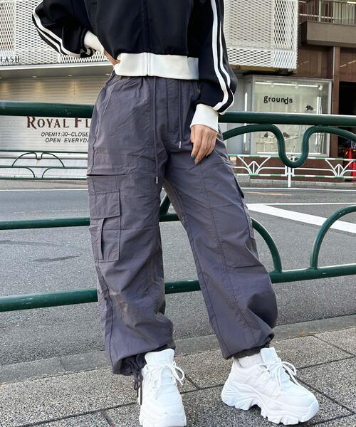 INGNI（イング）の「サイドスリットファスナーナイロンカーゴパンツ（カーゴパンツ・レディース・アイボリー系/チャコールグレー/ブラック/ブラック×ホワイト/ピンク/カーキ系/アイボリー/カーキ/グレー・FREE）」の22枚目の写真