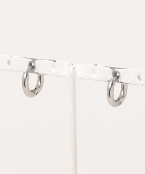 ANARKH(アナンケ)の「【Wc】【it】【ANARKH(アナンケ)】ステンレス フープピアス(ピアス(両耳用)・レディース・シルバー・SMALL/MEDIUM/LARGE)」の2枚目の写真