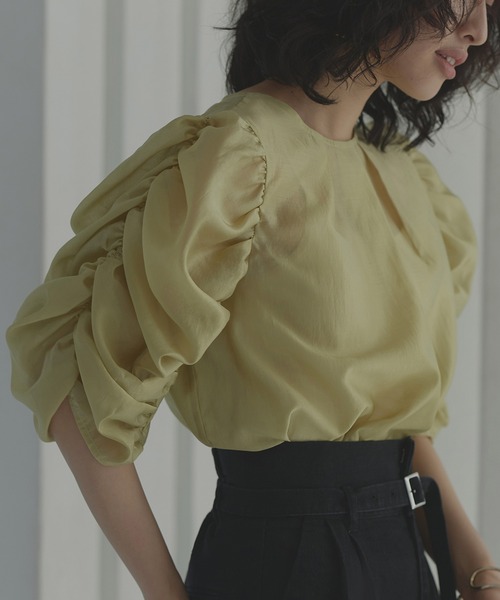RUIRUE BOUTIQUE（ルイルエブティック）の「洗える ストレッチ ｜ シャーリングスリーブシアー5分袖ブラウス ｜ 半袖 シャーリングスリーブ ラウンドネック トップス 体型カバー オフィスカジュアル 通勤服 華やか ボリュームスリーブ ブラウス（シャツ/ブラウス・レディース・ブラック/イエロー/コーラルピンク・S/M/L/LL/3L）」の2枚目の写真