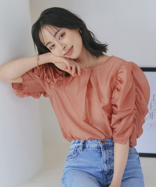 RUIRUE BOUTIQUE（ルイルエブティック）の「洗える ストレッチ ｜ シャーリングスリーブシアー5分袖ブラウス ｜ 半袖 シャーリングスリーブ ラウンドネック トップス 体型カバー オフィスカジュアル 通勤服 華やか ボリュームスリーブ ブラウス（シャツ/ブラウス・レディース・ブラック/イエロー/コーラルピンク・S/M/L/LL/3L）」の3枚目の写真