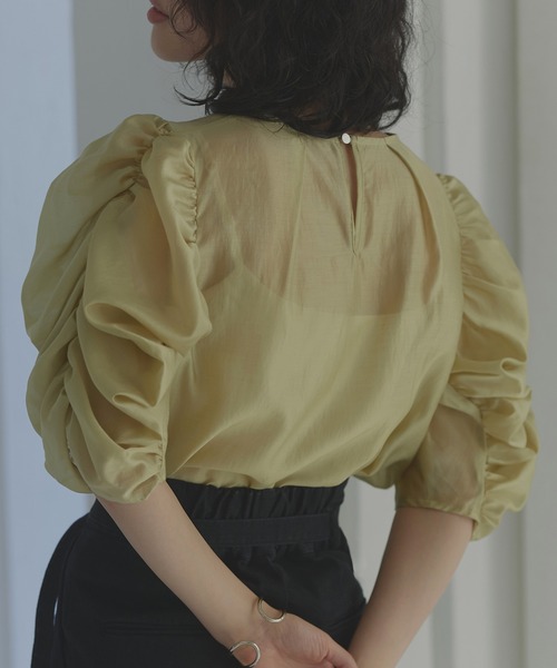 RUIRUE BOUTIQUE（ルイルエブティック）の「洗える ストレッチ ｜ シャーリングスリーブシアー5分袖ブラウス ｜ 半袖 シャーリングスリーブ ラウンドネック トップス 体型カバー オフィスカジュアル 通勤服 華やか ボリュームスリーブ ブラウス（シャツ/ブラウス・レディース・ブラック/イエロー/コーラルピンク・S/M/L/LL/3L）」の8枚目の写真