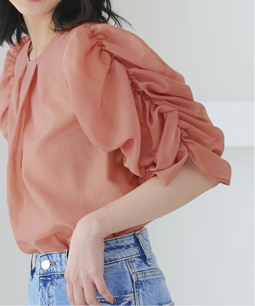 RUIRUE BOUTIQUE（ルイルエブティック）の「洗える ストレッチ ｜ シャーリングスリーブシアー5分袖ブラウス ｜ 半袖 シャーリングスリーブ ラウンドネック トップス 体型カバー オフィスカジュアル 通勤服 華やか ボリュームスリーブ ブラウス（シャツ/ブラウス・レディース・ブラック/イエロー/コーラルピンク・S/M/L/LL/3L）」の12枚目の写真
