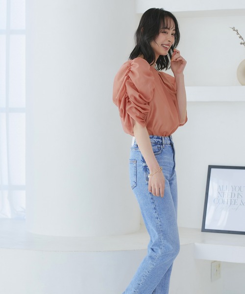 RUIRUE BOUTIQUE（ルイルエブティック）の「洗える ストレッチ ｜ シャーリングスリーブシアー5分袖ブラウス ｜ 半袖 シャーリングスリーブ ラウンドネック トップス 体型カバー オフィスカジュアル 通勤服 華やか ボリュームスリーブ ブラウス（シャツ/ブラウス・レディース・ブラック/イエロー/コーラルピンク・S/M/L/LL/3L）」の13枚目の写真