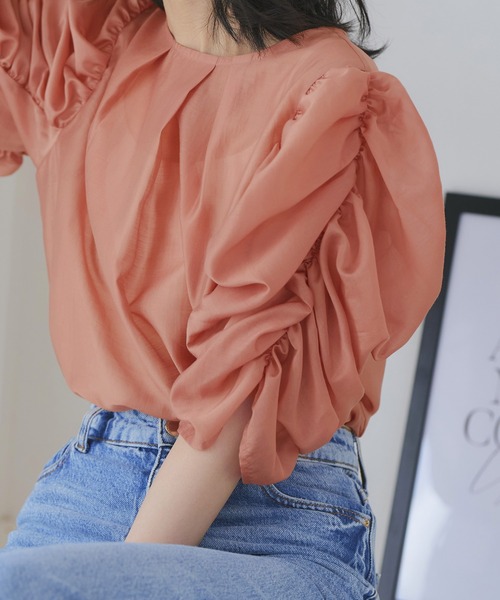 RUIRUE BOUTIQUE（ルイルエブティック）の「洗える ストレッチ ｜ シャーリングスリーブシアー5分袖ブラウス ｜ 半袖 シャーリングスリーブ ラウンドネック トップス 体型カバー オフィスカジュアル 通勤服 華やか ボリュームスリーブ ブラウス（シャツ/ブラウス・レディース・ブラック/イエロー/コーラルピンク・S/M/L/LL/3L）」の14枚目の写真