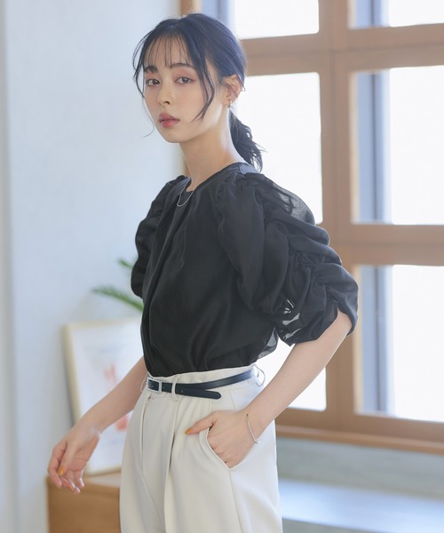 RUIRUE BOUTIQUE（ルイルエブティック）の「洗える ストレッチ ｜ シャーリングスリーブシアー5分袖ブラウス ｜ 半袖 シャーリングスリーブ ラウンドネック トップス 体型カバー オフィスカジュアル 通勤服 華やか ボリュームスリーブ ブラウス（シャツ/ブラウス・レディース・ブラック/イエロー/コーラルピンク・S/M/L/LL/3L）」の17枚目の写真
