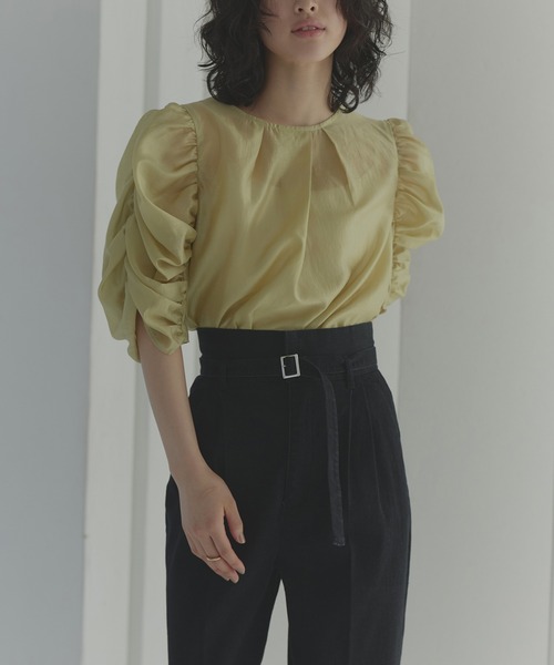 RUIRUE BOUTIQUE（ルイルエブティック）の「洗える ストレッチ ｜ シャーリングスリーブシアー5分袖ブラウス ｜ 半袖 シャーリングスリーブ ラウンドネック トップス 体型カバー オフィスカジュアル 通勤服 華やか ボリュームスリーブ ブラウス（シャツ/ブラウス・レディース・ブラック/イエロー/コーラルピンク・S/M/L/LL/3L）」の4枚目の写真