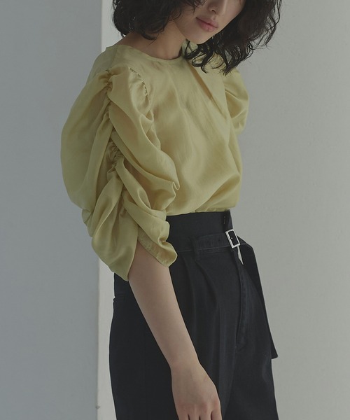 RUIRUE BOUTIQUE（ルイルエブティック）の「洗える ストレッチ ｜ シャーリングスリーブシアー5分袖ブラウス ｜ 半袖 シャーリングスリーブ ラウンドネック トップス 体型カバー オフィスカジュアル 通勤服 華やか ボリュームスリーブ ブラウス（シャツ/ブラウス・レディース・ブラック/イエロー/コーラルピンク・S/M/L/LL/3L）」の5枚目の写真