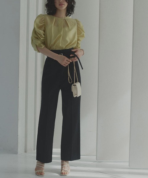 RUIRUE BOUTIQUE（ルイルエブティック）の「洗える ストレッチ ｜ シャーリングスリーブシアー5分袖ブラウス ｜ 半袖 シャーリングスリーブ ラウンドネック トップス 体型カバー オフィスカジュアル 通勤服 華やか ボリュームスリーブ ブラウス（シャツ/ブラウス・レディース・ブラック/イエロー/コーラルピンク・S/M/L/LL/3L）」の6枚目の写真