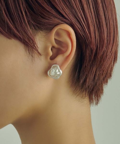 GOLDY（ゴールディ）の「バンピー パール × メタル フレーム イヤリング（イヤリング・レディース・ゴールド/シルバー系その他/ゴールド系その他/シルバー・FREE）」の3枚目の写真