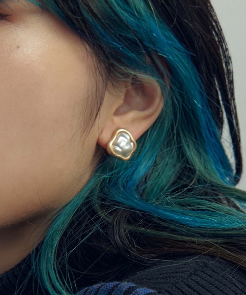 GOLDY（ゴールディ）の「バンピー パール × メタル フレーム イヤリング（イヤリング・レディース・ゴールド/シルバー系その他/ゴールド系その他/シルバー・FREE）」の4枚目の写真