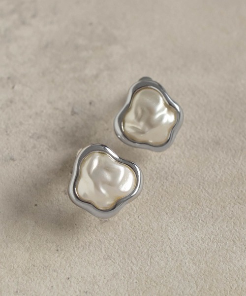 GOLDY（ゴールディ）の「バンピー パール × メタル フレーム イヤリング（イヤリング・レディース・ゴールド/シルバー系その他/ゴールド系その他/シルバー・FREE）」の2枚目の写真