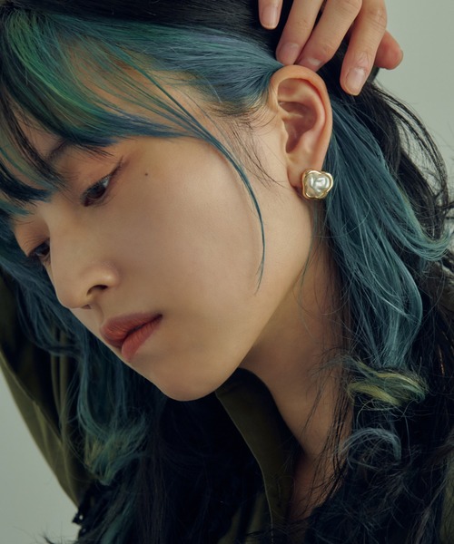 GOLDY（ゴールディ）の「バンピー パール × メタル フレーム イヤリング（イヤリング・レディース・ゴールド/シルバー系その他/ゴールド系その他/シルバー・FREE）」の6枚目の写真