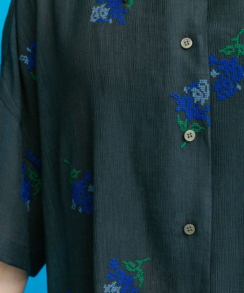 KBF（ケイビーエフ）の「エンブロイダリーワイドシャツ（シャツ/ブラウス・レディース・アイボリー/ネイビー・ONE）」の6枚目の写真