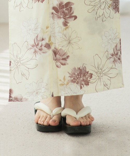 CELEN（セレン）の「【浴衣小物】選べる8色 レディース下駄 単品（和装小物・レディース・ブラック/ライトブラウン/ホワイト/レッド/キャメル/ピンク/ネイビー/パープル・FREE）」の2枚目の写真