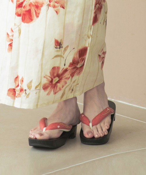 CELEN（セレン）の「【浴衣小物】選べる8色 レディース下駄 単品（和装小物・レディース・ブラック/ライトブラウン/ホワイト/レッド/キャメル/ピンク/ネイビー/パープル・FREE）」の4枚目の写真